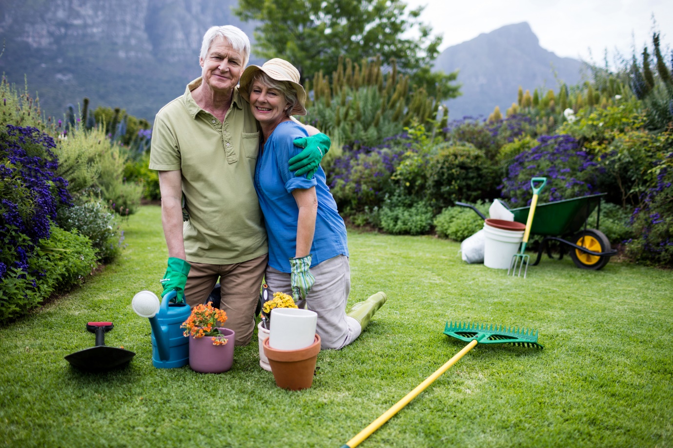 Lawn maintenance tips for seniors that requires little work